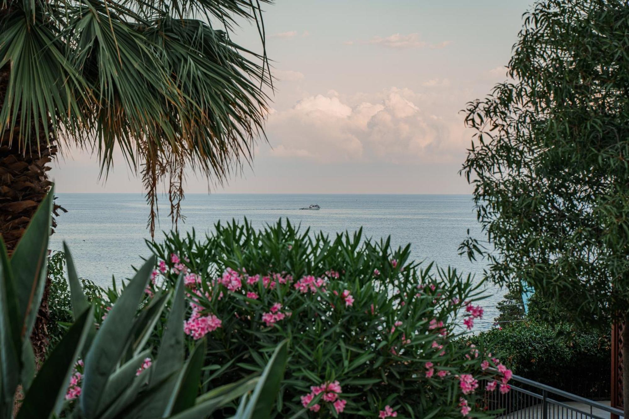 Hotel Villa Levi Sanremo Bagian luar foto