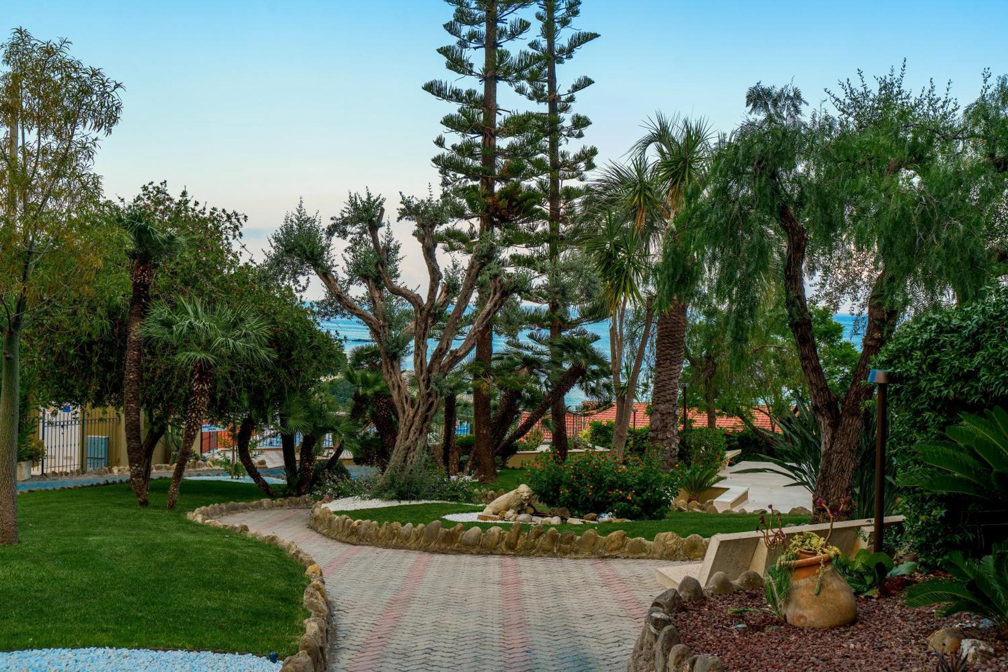 Hotel Villa Levi Sanremo Bagian luar foto